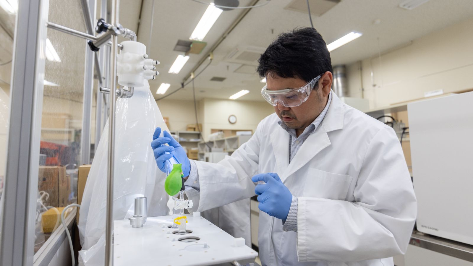 実験中の佐藤伸一先生