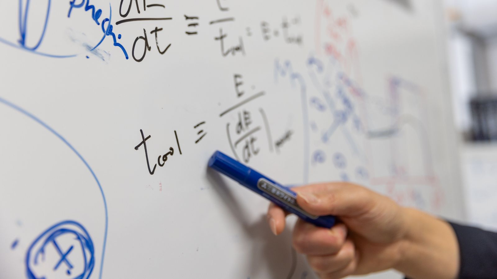 計算式の書いてあるホワイトボード